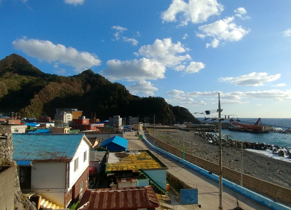 울릉도 태하항 마을과 몽돌 해안